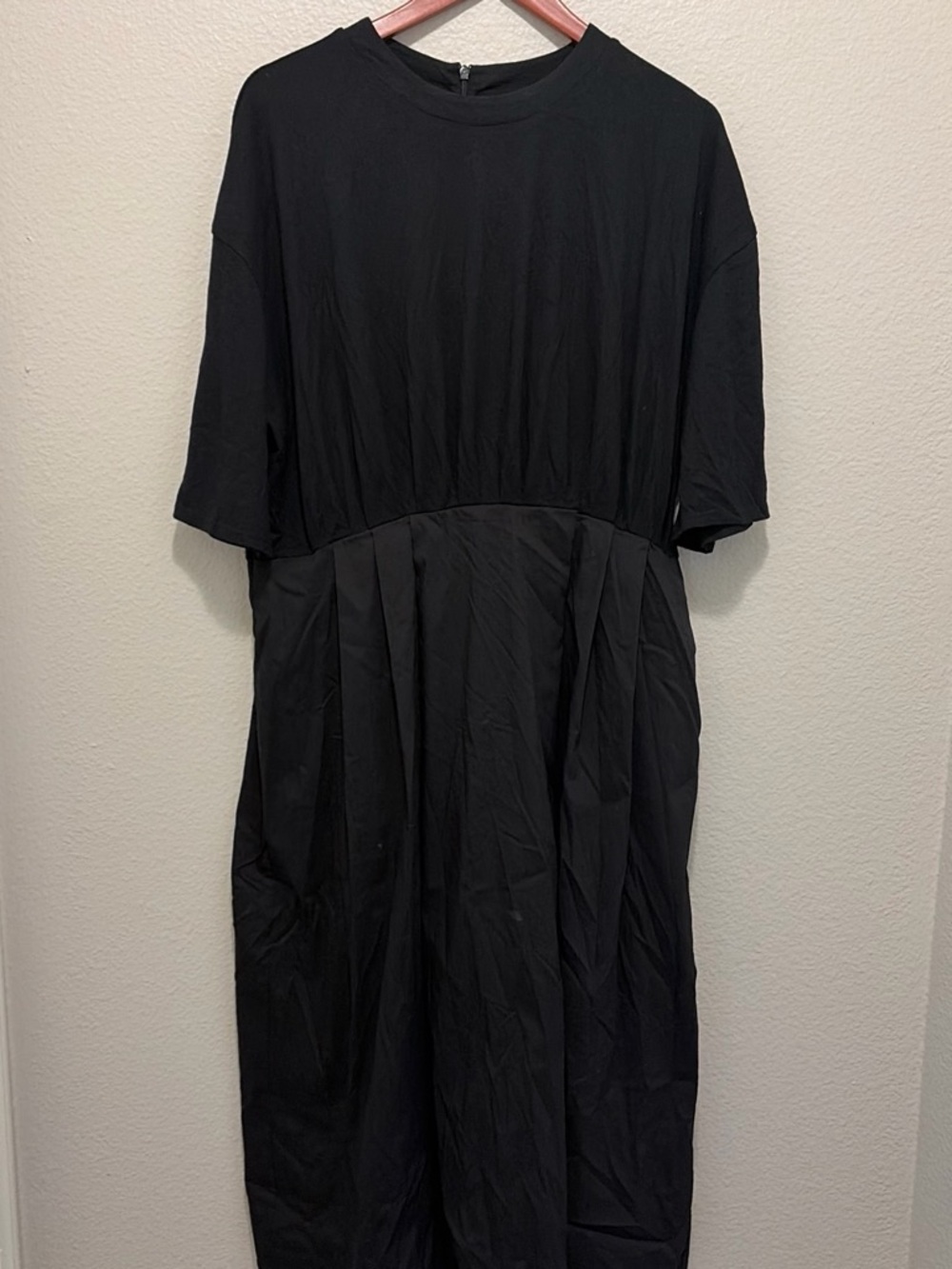 Relaxed Black Pleated Midi Dress with Short Sleeves